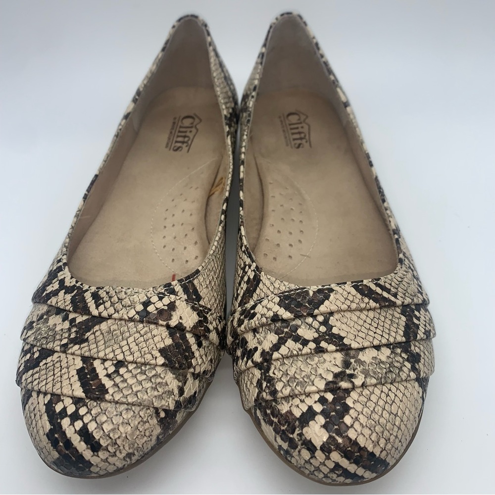 Cliffs Women’s Snake skin flats Sz 10